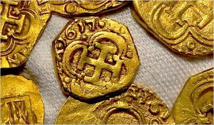 Gold coin Spanish Escudo reverse side